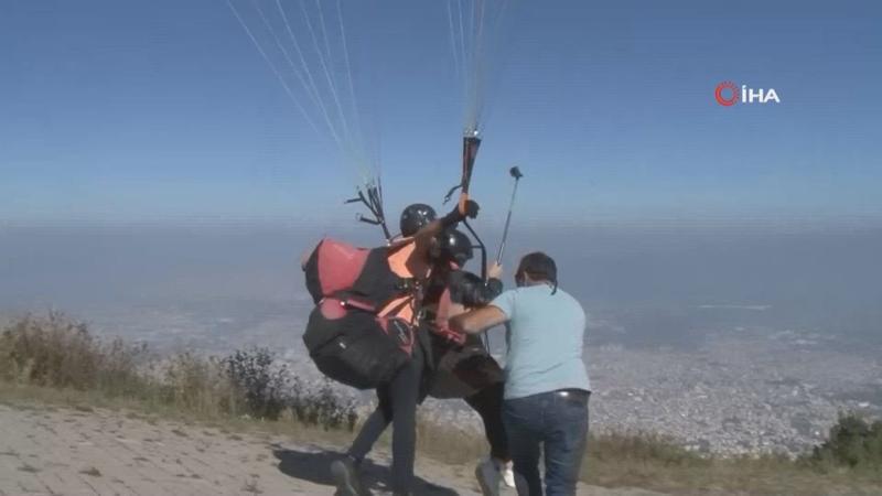 Eşinden boşanmasını paraşütle atlayarak kutladı