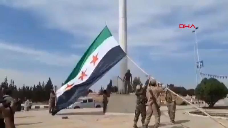 Suriye Milli Ordusu’nun bayrağı Tel Abyad’da göndere çekildi