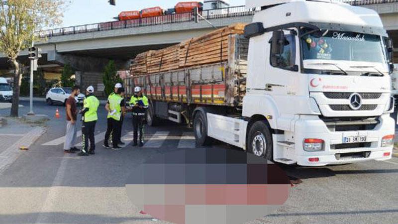 TIR, yaya geçidinde simitçiye çarptı
