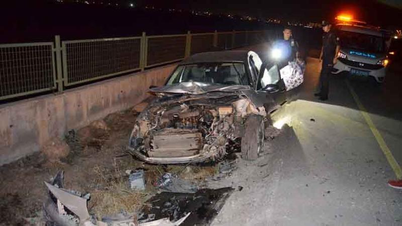 Otomobil üniversite bahçesinin duvarına çarptı