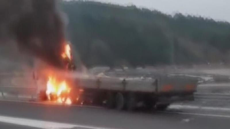 Kaza yapan TIR'lardan biri alev alev yandı