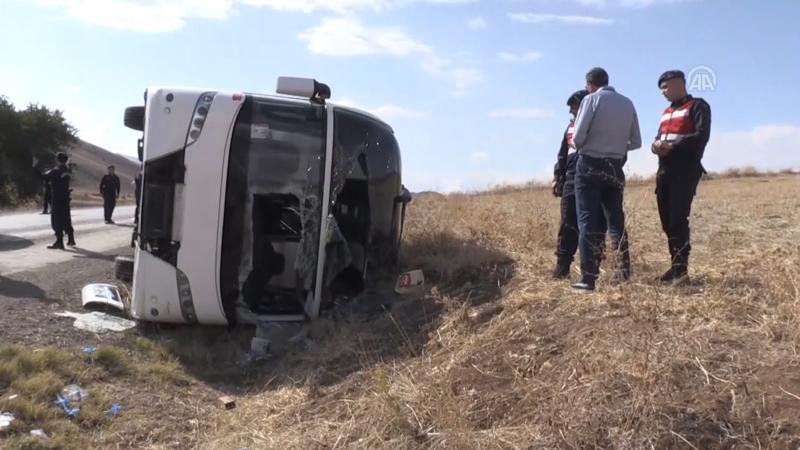 Afyon'da tur otobüsü devrildi