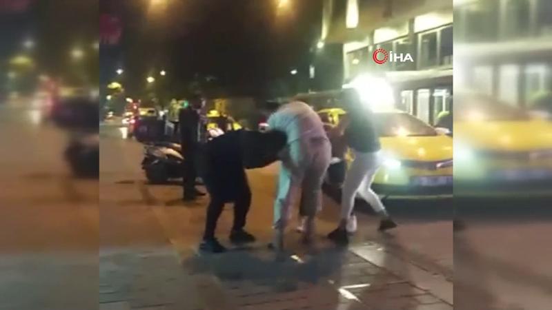 Yabancı uyruklu iki kadının saç saça baş başa kavgası kamerada