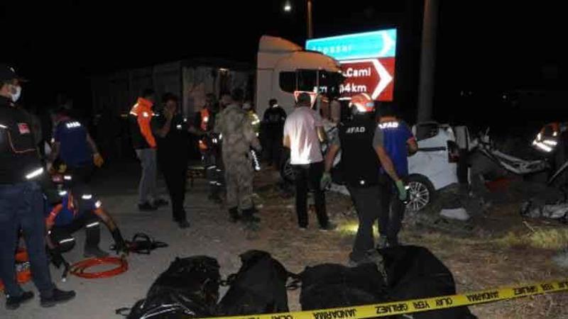 Tunceli'de, TIR ile çarpışan hafif ticari araçtaki 4 kişi öldü