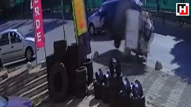 1 yaşındaki bebek, anne ve anneannenin ölümden döndüğü inanılmaz kaza kamerada