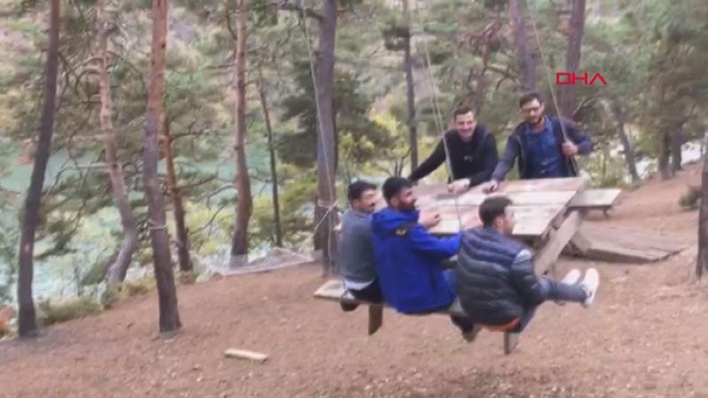 Piknik masasını salıncak yaptılar