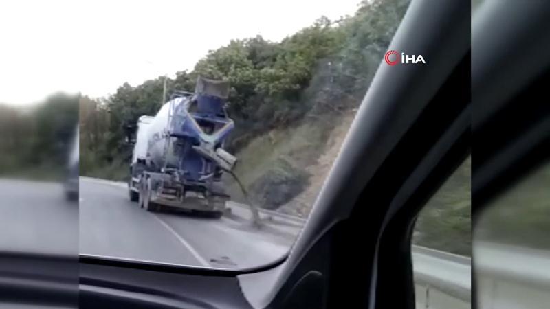 Beton mikseri sürücüsü yola beton dökerek böyle ilerledi