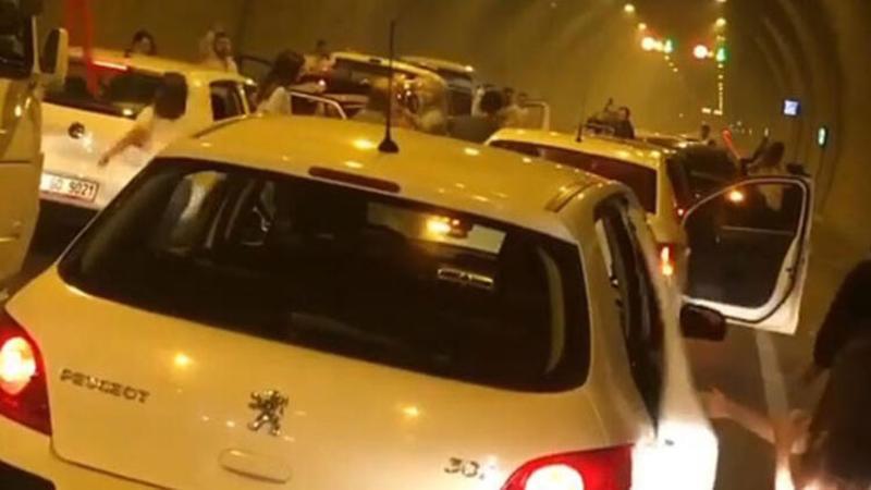 Konak Tüneli'nde halay çektiler