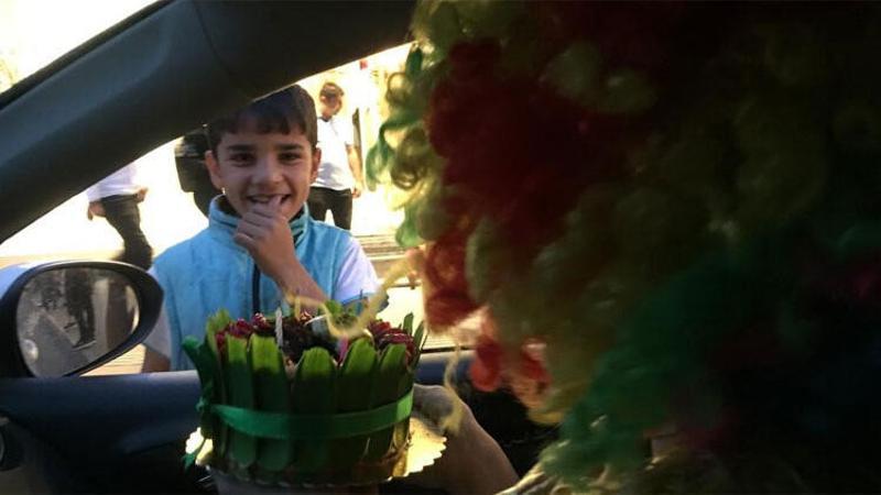 Cam silerken karşılarına çıkan çocuğa unutulmaz bir an yaşattılar