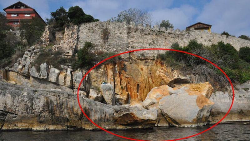 Amasra Kalesi'nin altındaki kayalıklar çöktü