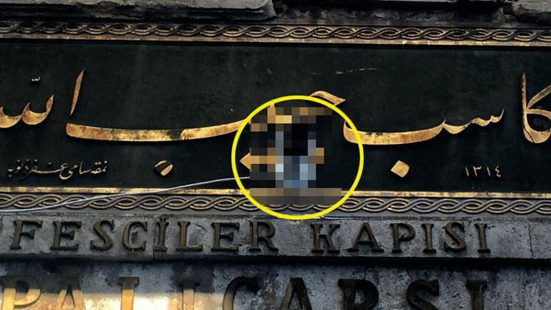 Kapalıçarşı'da tarihi kitabeye matkaplı darbe