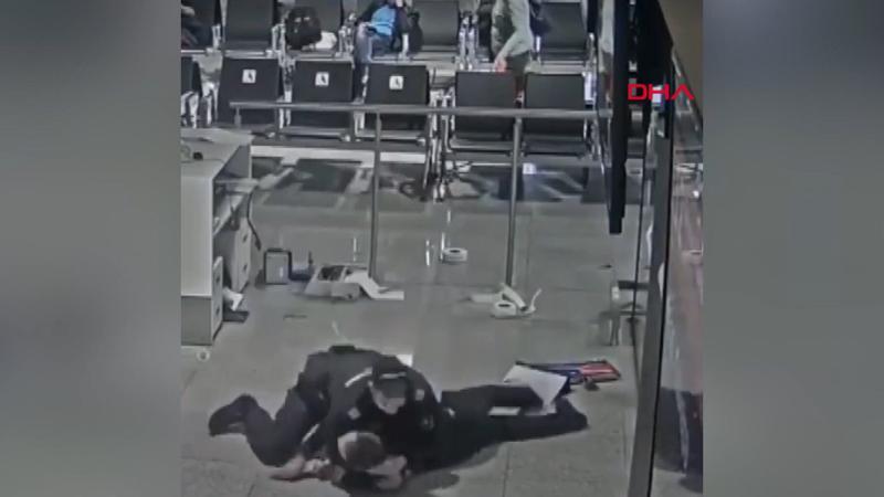 Uçağına geç kalan yolcu, havaalanını birbirine kattı