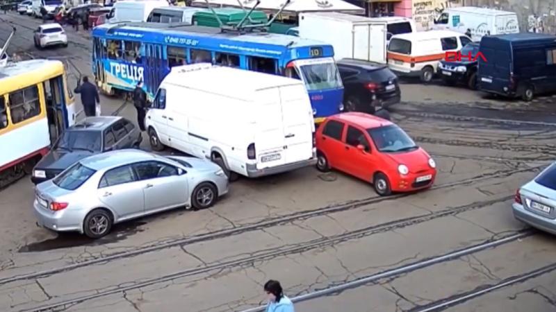 Tramvay yoluna park edince trafiği saatlerce felç etti