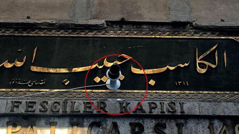Kapalıçarşı'da tarihi kitabeye matkaplı darbe