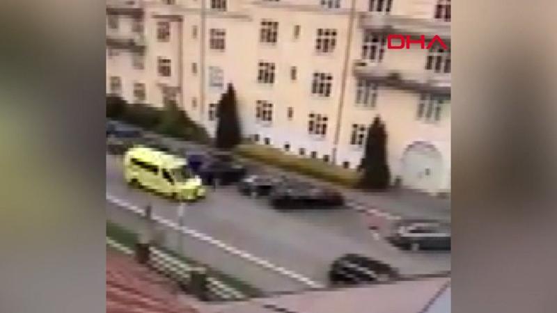 Ambulans çalan silahlı kişi, yayaları ezdi