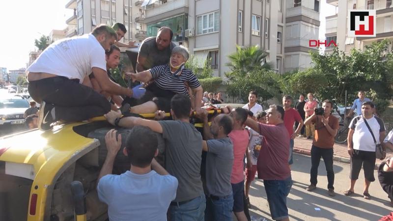 Devrilen taksiden böyle kurtarıldılar