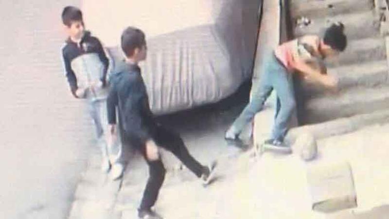 Arkadaşının ittiği çocuk yüksekten düşerek ağır yaralandı