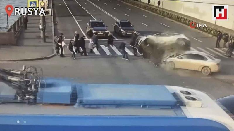 Rusya'da kaza yapan araçlar yayaları ezip geçti