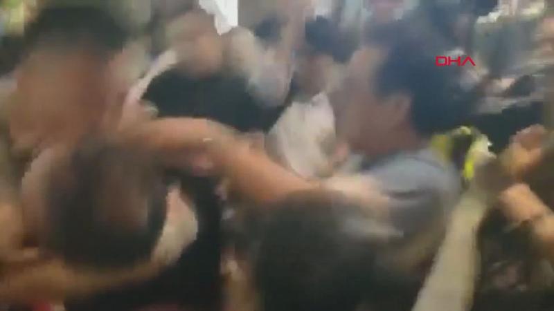 Hong Kong'da hükümet yanlısı, meclis üyesinin kulağını ısırarak kopardı