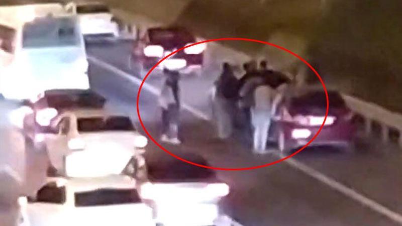 Trafikte 4 kişi birbirine girdi, diğer sürücüler ayırdı