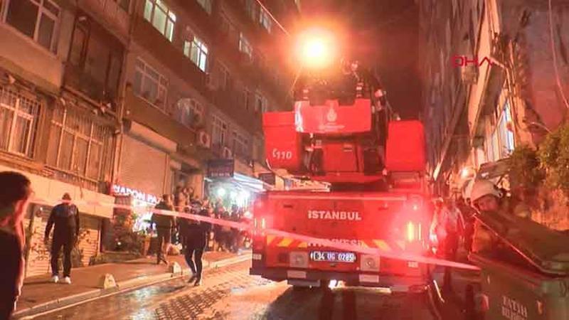 Fatih'te 6 katlı binanın çatısı alev alev yandı