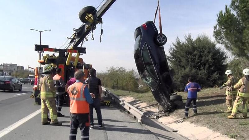 Emniyet şeridindeki minibüse çarpan araç takla attı