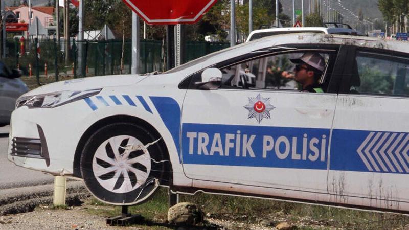 Maket polis aracından hırsızlık kamerada