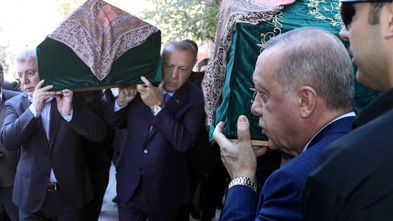 Cumhurbaşkanı Erdoğan, Akbaşoğlu'nun annesinin cenazesine katıldı