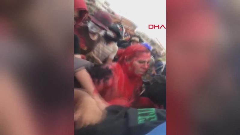 Belediye Başkanı'nın saçını kesip üzerine boya döktüler