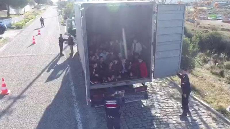 Kapalı kasa kamyondan 82 kaçak göçmen çıktı