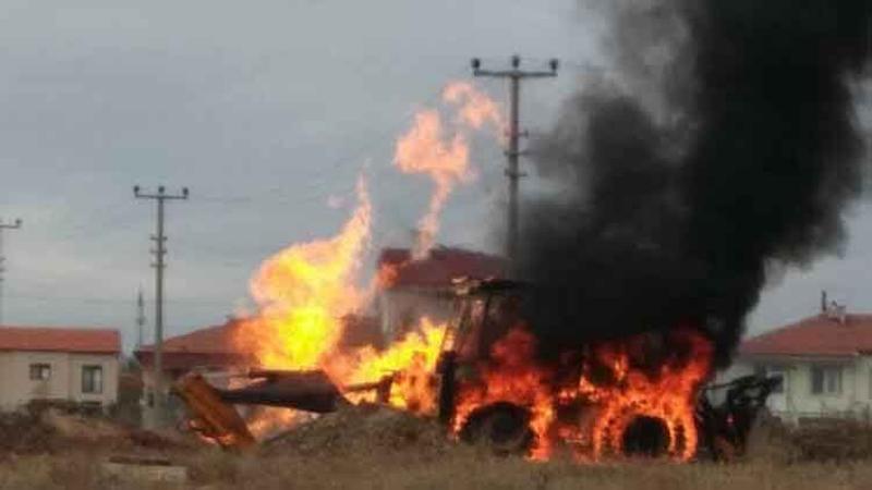 Doğalgaz borusu patladı, iş makinesi alev alev yandı
