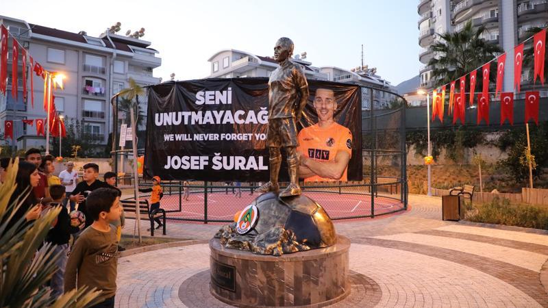 Josef Sural adına yapılan parkı açtı