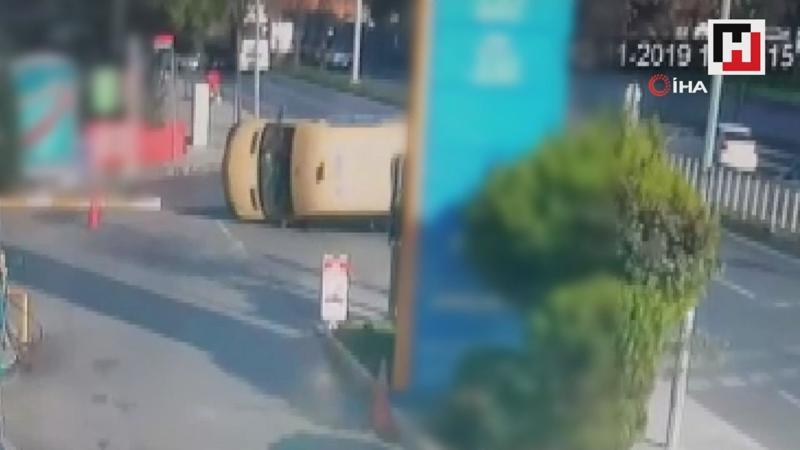 Ters yönden dönen minibüs kaza yaptı