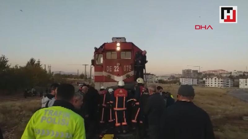 Tren, hemzemin geçitte otomobile çarptı