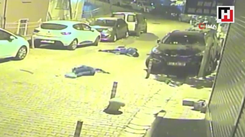 Park halindeki otomobile çarpan motosikletliler havada taklalar attı