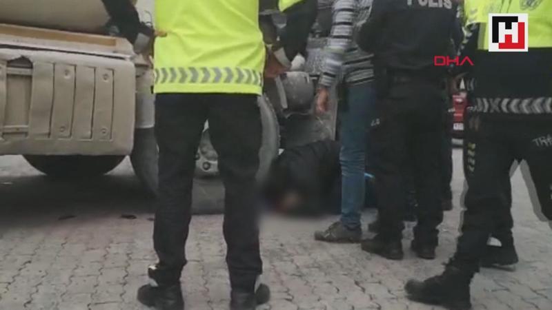 Kazada ölen babasının cansız bedenine sarıldı