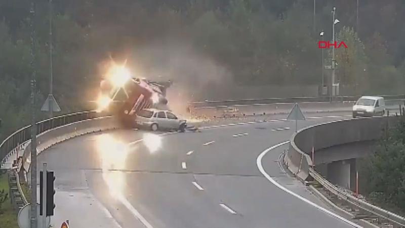 Virajı dönemeyen otomobil, TIR'ı köprüden attı