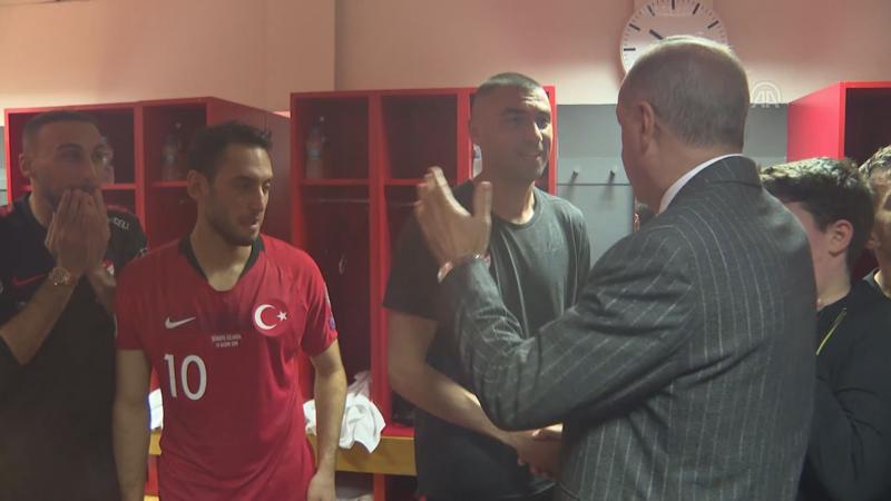 Cumhurbaşkanı Erdoğan, soyunma odasına inerek Millileri kutladı