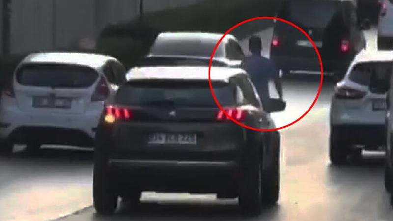 Akan trafikte tehlikeye aldırmadan yürüdü