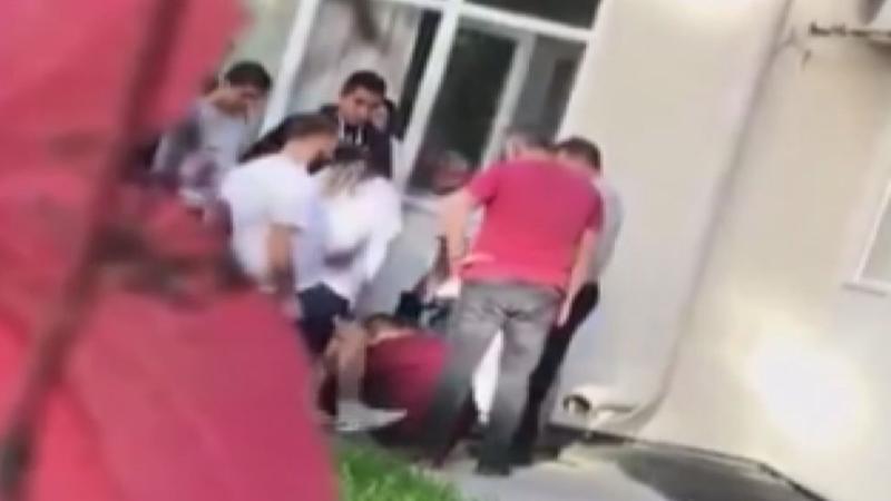 Zihinsel engelli öğrenciyi tekmeleyerek karga tulumba içeri aldılar