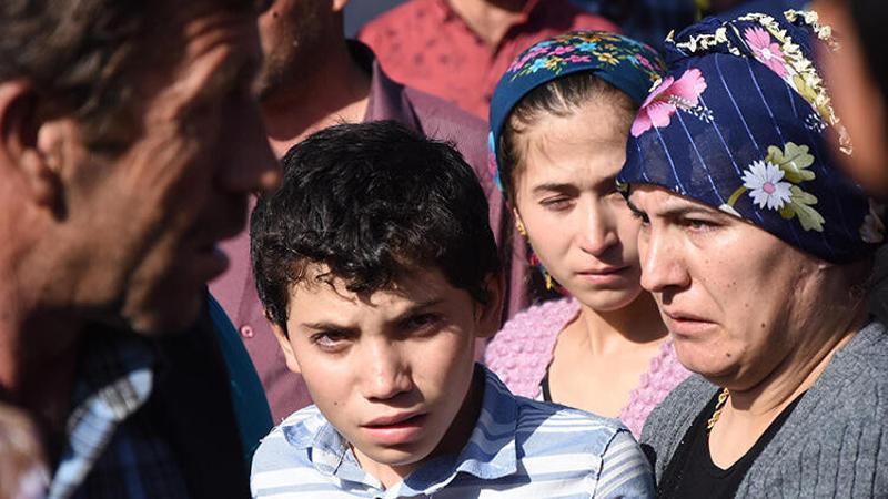 Katledilen ailesinin cenazesinde güçlükle ayakta durdu