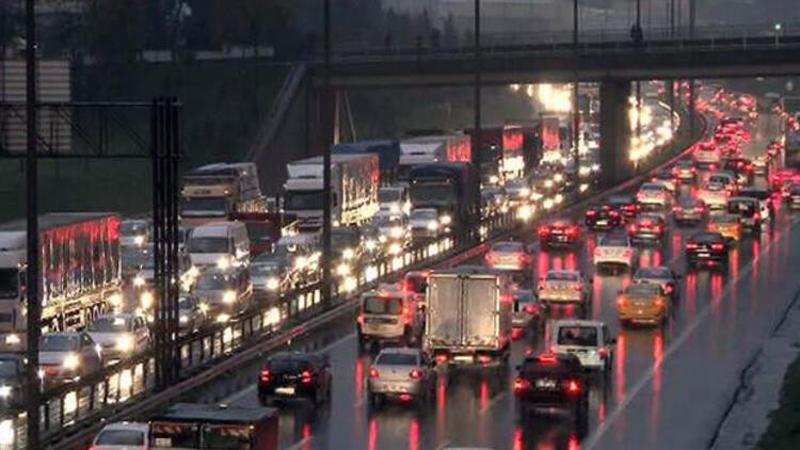 İstanbul'da trafik yoğunluğu yaşanıyor