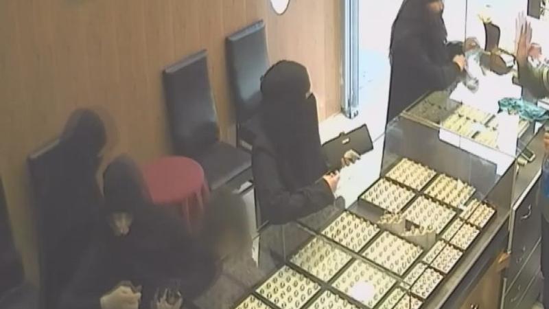 Peçeli altın hırsızları küçük çocuğun yüzü sayesinde yakayı ele verdi
