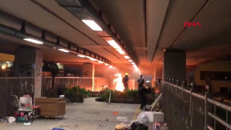 Hong Kong'da ortalık yine karıştı