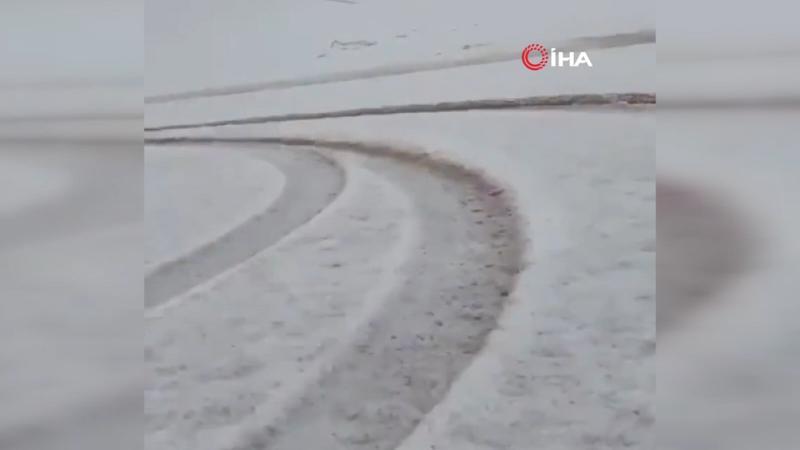 Suudi Arabistan'da kar yağdı