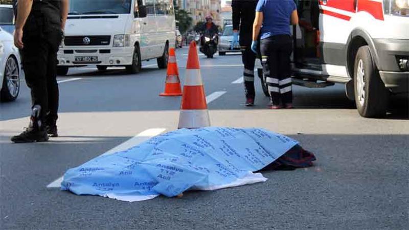 Motosikletin çarptığı, üzerinden otomobil geçen kadın öldü