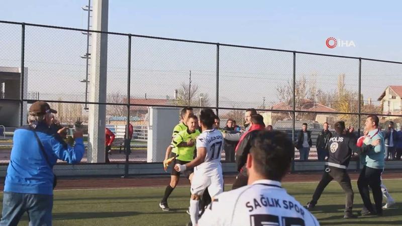Kırmızı kartı gördü hakeme saldırdı!