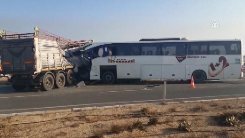 Yolcu otobüsüyle tır çarpıştı