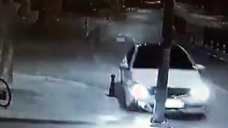 Uyuyan sürücü aydınlatma direğini devirdi