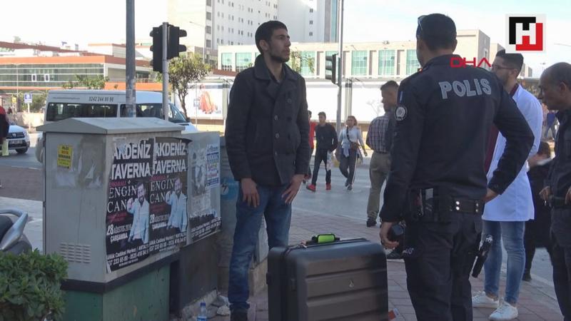 İranlı turist, kaldırımda cansız manken gibi bekledi